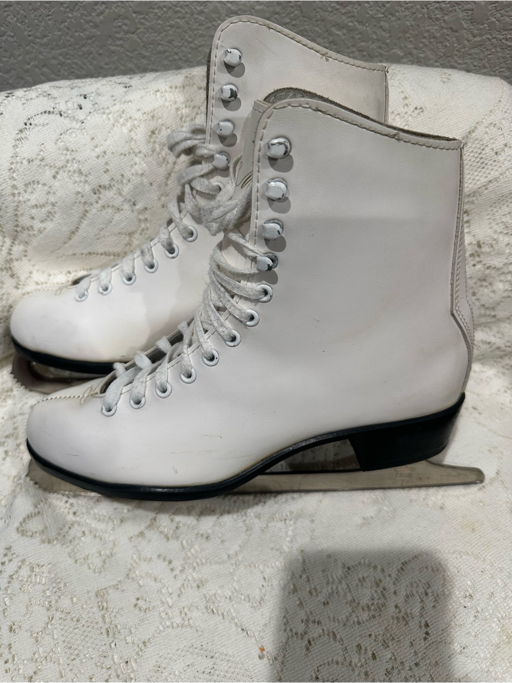 CCM Performance Women's Figure Ice Skates - Leather
Lace-Up size 8